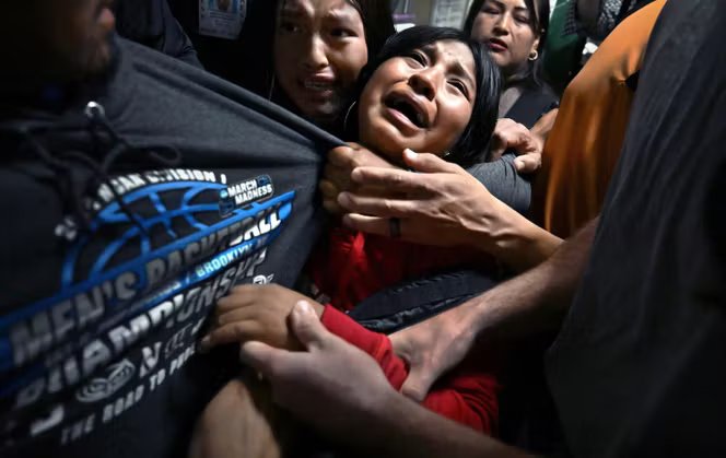 La photo de l’année du World Press Photo 2026, « Séparés par l’ICE », par Carol Guzy. Elle montre des filles en détresse s’accrochant à leur père, Luis, alors que les services de l’ICE l’arrêtent à la suite d’une audience d’immigration, à New York, le 26 août 2025.