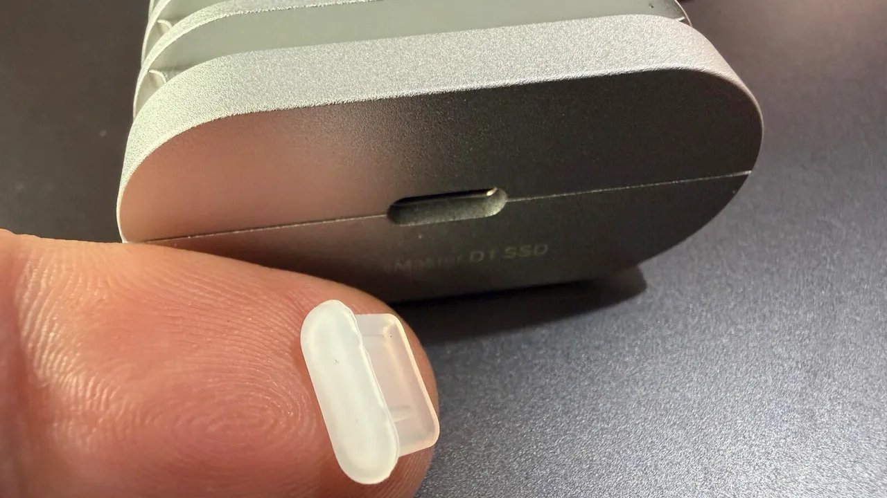 Je parie que ce petit cache-port va se perdre très vite.
