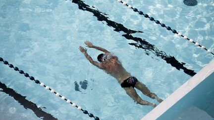 Un nageur dans une piscine (photo d'illustration). (VINCENT ISORE / MAXPPP)