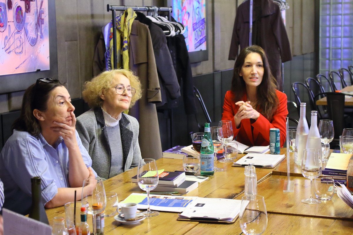 De gauche à droite : Magali Bertaux, Juliette Rollès (Association Les Amis des Médiathèques de SQY), Delphine Minoui