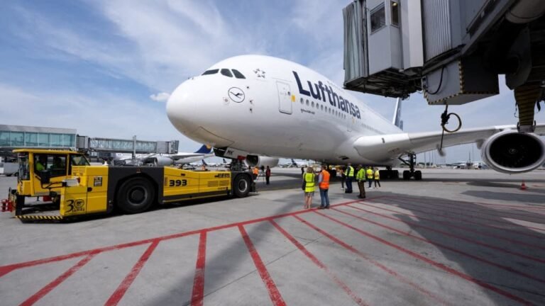 "Des gens qui gagnent plus que des cadres ou des médecins…": les grèves à répétition des pilotes de la Lufthansa payés jusqu'à 300.000 euros par an hérissent les Allemands