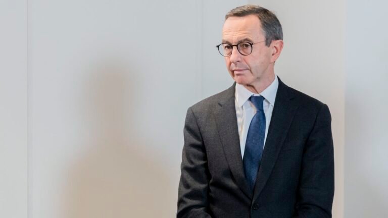 "Les prochains mois seront stratégiques" : choisi par les adhérents LR pour 2027, Bruno Retailleau veut se placer en candidat naturel pour la droite