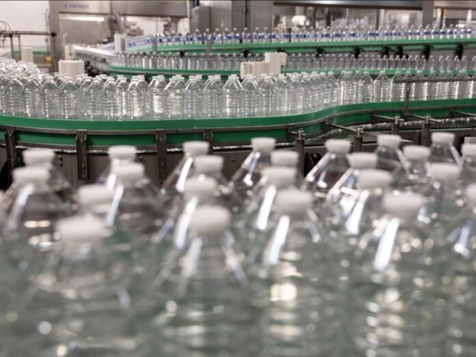 Bouteille de plastique avant étiquetage chez Cristaline Chantereine