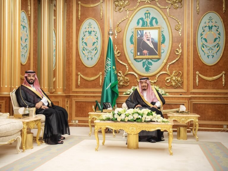العاهل السعودي وولي عهده يعلقان على صدور التقرير السنوي لرؤية السعودية 2030