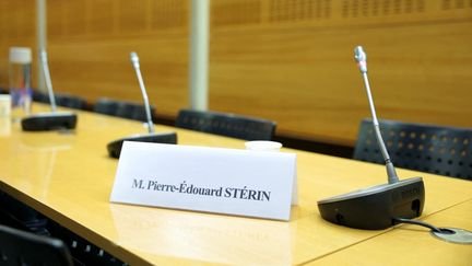 La place de Pierre-Edouard Stérin était restée vide, le 14 mai 2025, en commission parlementaire. (THOMAS SAMSON / AFP)