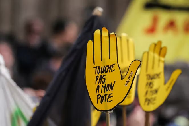Le logo et le slogan de SOS Racisme lors d’une manifestation à Saint-Denis (Seine-Saint-Denis), le 4 avril 2026.