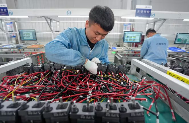 Assemblage d’onduleurs dans le parc industriel du comté de Tongxin, dans la région autonome du Ningxia, au nord-ouest de la Chine, le 20 février 2025.