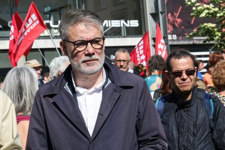 1ᵉʳ-Mai : Olivier Faure, le premier secrétaire du PS, enfariné à Amiens, reçoit le soutien de son parti