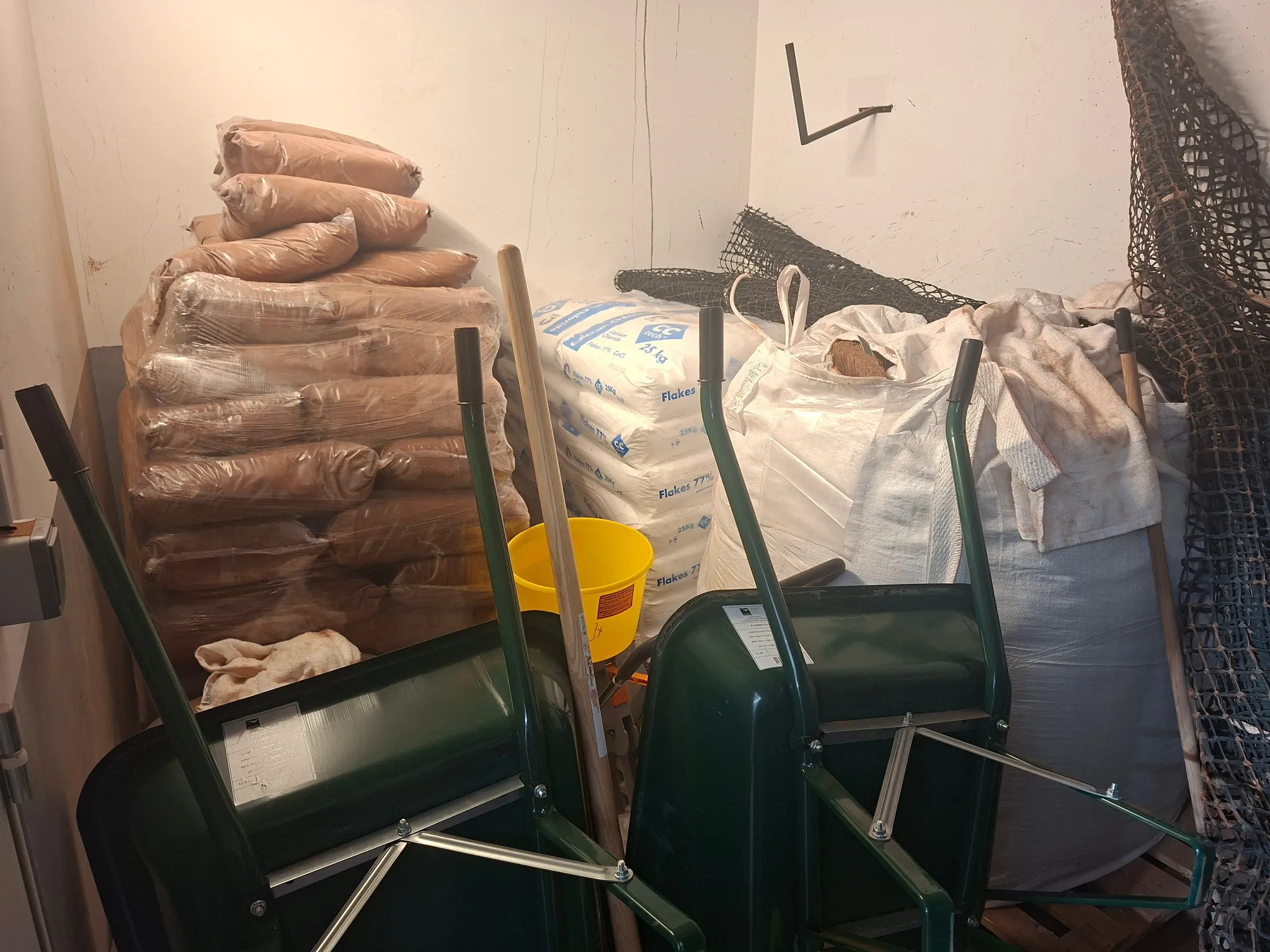 Chaque court de Roland Garros dispose de sa propre réserve de matériel et de terre battue.