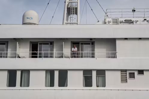 Un passager du navire de croisière MV « Hondius », au large du port de Praia, le 6 mai 2026.