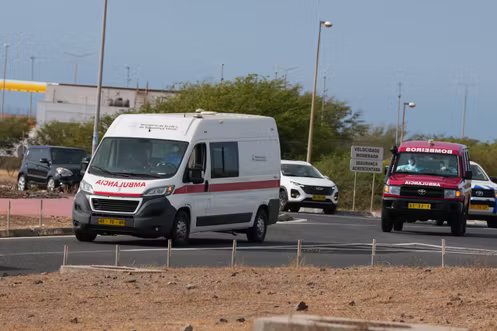 Une ambulance évacue des patients du navire de croisière MV « Hondius » vers l’aéroport de Praia, au Cap-Vert, le 6 mai 2026.
