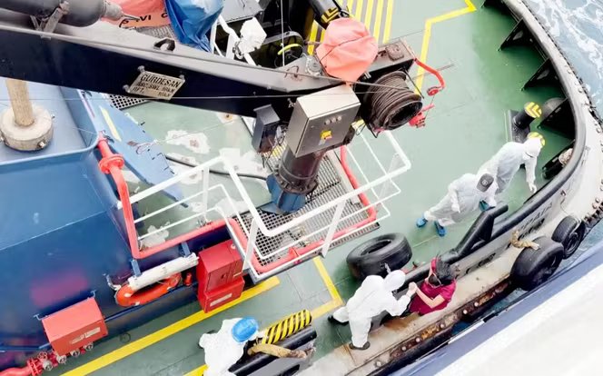 Des soignants débarquent du navire de croisière MV « Hondius », au large du Cap-Vert, le 4 mai 2026.