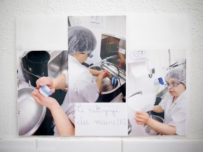 Dans la cuisine, un rappel pour Amandine Labou, à la résidence autonomie Soleil, à Arras, en mars 2026.