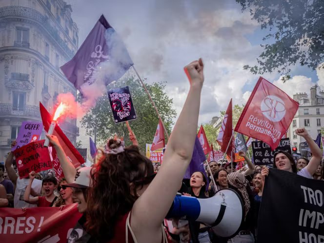 Des manifestants lors du défilé traditionnel du 1ᵉʳ-Mai 2026, à Paris.