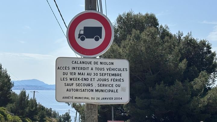 Un panneau filtre le passage de véhicules dans la calanque de Niolon, sur la commune du Rove (Bouches-du-Rhône), en mai 2026. (JULIEN RAYMOND / FRANCEINFO / RADIO FRANCE)