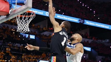 Victor Wembanyama (en noir) et Rudy Gobert, lors du match opposant les Spurs aux Timberwolves, le 4 mai 2026 en NBA. (RONALD CORTES / AFP)