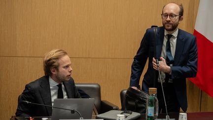 Le députée ciottiste Charles Alloncle (à gauche) et Jérémie Patrier-Leitus, lors des auditions de la commission d'enquête sur l'audiovisuel publique à l'Assemblée nationale, le 1er avril 2026. (Aurelien Morissard / MAXPPP / MAXPPP)