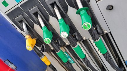 Les pistolets à carburant d'une station service. (STÉPHANIE BERLU / FRANCENFO / RADIO FRANCE)