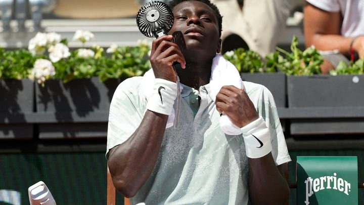 Moïse Kouame tente de se rafraichir lors de son deuxième tour, le 28 mai 2026, à Roland-Garros. (DIMITAR DILKOFF / AFP)