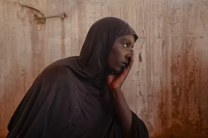 Une réfugiée peule ayant fui le blocus imposé par les djihadistes du Groupe de soutien de l’islam et des musulmans, dans le camp de réfugiés de Mbera, à Bassikounou, en Mauritanie, à la frontière avec le Mali, le 4 novembre 2025.
