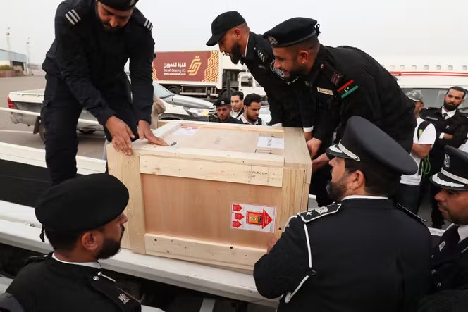 Une œuvre d’art restituée à la Libye par la France à son arrivée à l’aéroport international de Mitiga, à Tripoli, le 29 mars 2024.