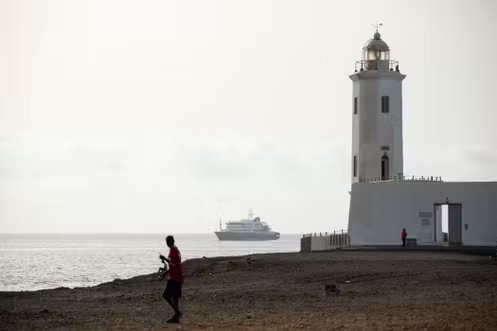 Le MV « Hondius », au large du port de Praia, le 5 mai 2026.