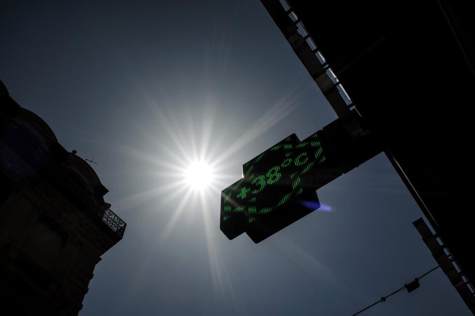 Le thermomètre d'une pharmacie affiche 38°C à Lyon, alors qu'une vague de chaleur frappe la France, le 26 mai 2026.