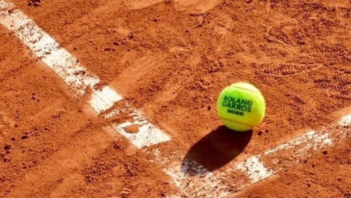 Au pays de Roland-Garros, la terre battue en voie de disparition sur les courts de tennis Au pays de Roland-Garros, la terre battue en voie de disparition sur les courts de tennis