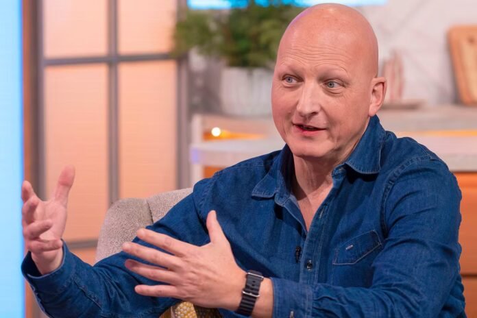 Dan Reed, auteur d’un documentaire choc sur Michael Jackson, s’en prend au biopic « Michael »