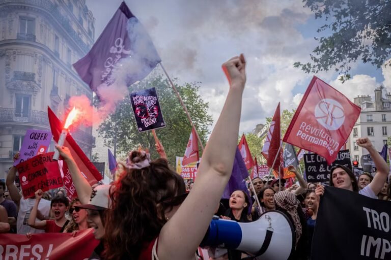 Dans le cortège du 1ᵉʳ-Mai à Paris, l’opposition à l’assouplissement de cette journée fériée et la colère contre « des patrons qui s’en mettent plein les poches »
