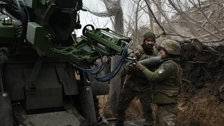Entre 4.850 et 7.770 euros par mois dans l'infanterie contre 3.300 aujourd'hui: Volodymyr Zelensky veut augmenter les salaires des soldats ukrainiens et promet une démobilisation par phases