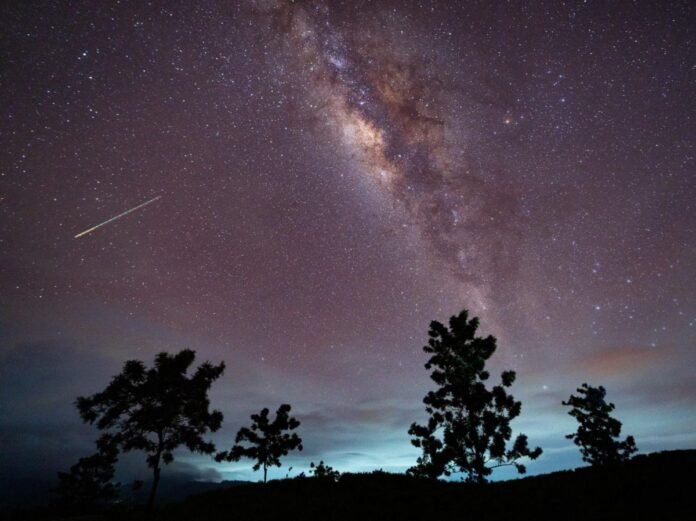 Êta aquarides 2026 : quand observer les étoiles filantes issues de la comète de Halley ?