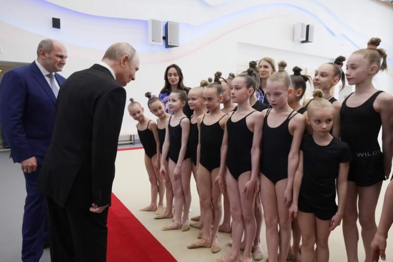 La baisse de la popularité de Vladimir Poutine en Russie inquiète le Kremlin, à cinq mois des élections législatives