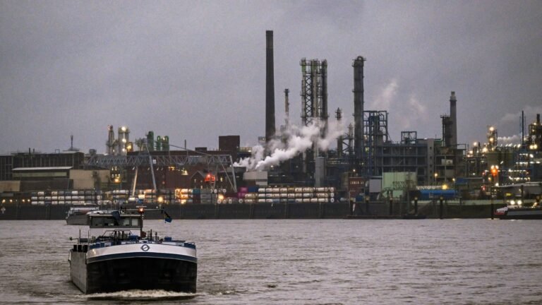 La chaleur et la sécheresse ne planent pas qu'au-dessus de la France : en Allemagne, le Rhin est redevenu si bas que les pétroliers doivent s'alléger pour passer