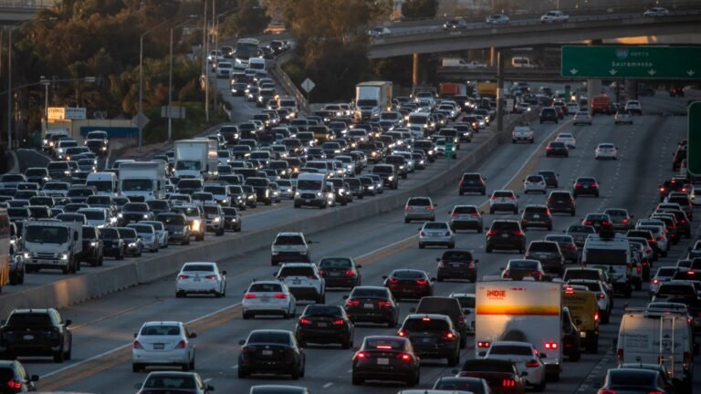 Les Américains roulent une grande partie de leurs 22.000 kilomètres annuels pendant les vacances d'été: la "driving season" risque de prolonger la flambée des prix à la pompe dans le monde