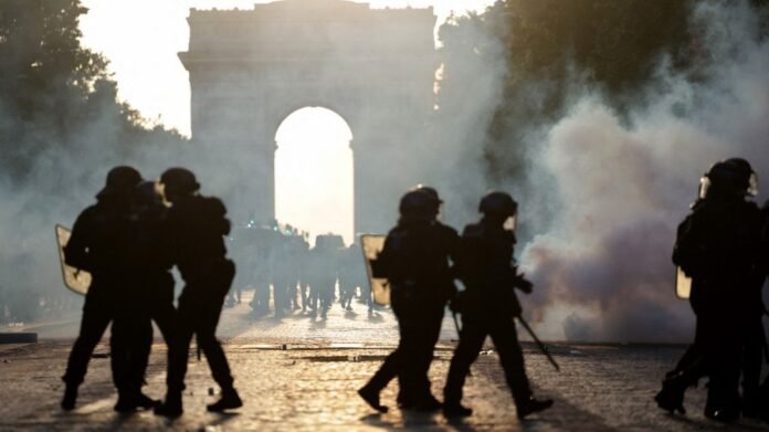 Ligue des champions : au moins 416 personnes ont été interpellées en France et sept policiers blessés lors des débordements consécutifs à la victoire du PSG