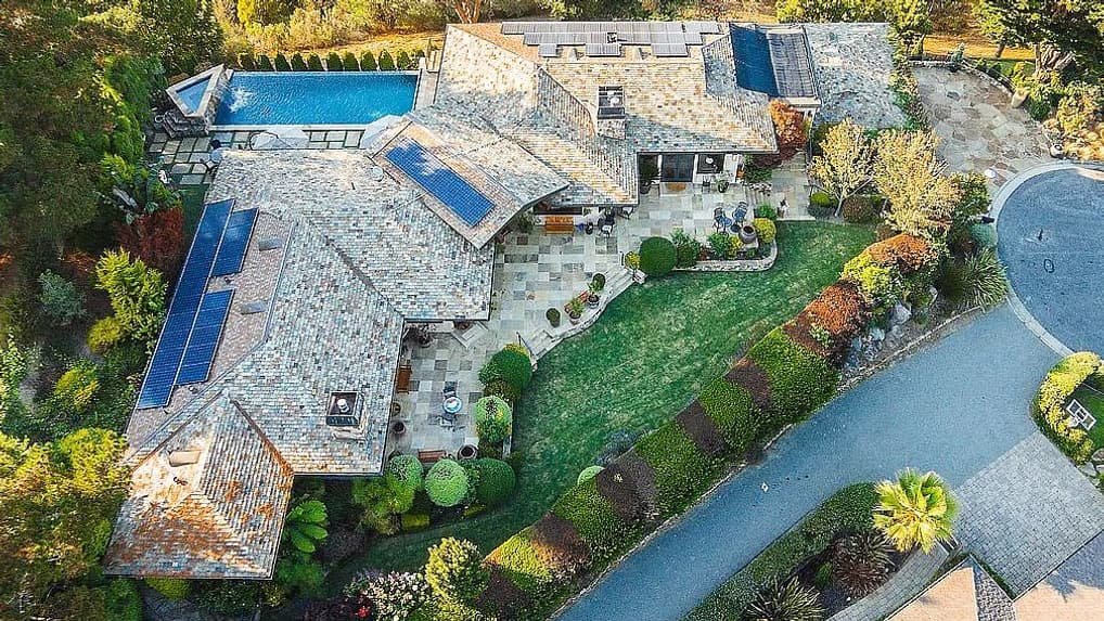 Cette maison située dans la baie de San Francisco de plus de 400 m² est proposée  à 4,8 millions de dollars sur le site Zillow. 