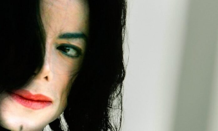 Michael Jackson arrivant au tribunal en 2005 lors de son procès pour abus sexuels