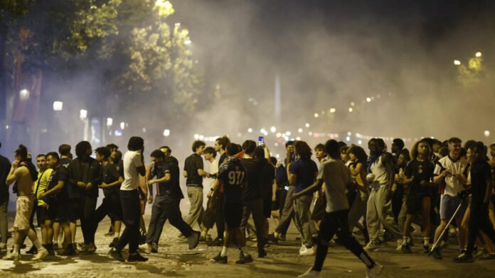 Plus de 20 000 personnes sur les Champs-Élysées après le sacre du PSG, 45 personnes en garde à vue Plus de 20 000 personnes sur les Champs-Élysées après le sacre du PSG, 45 personnes en garde à vue