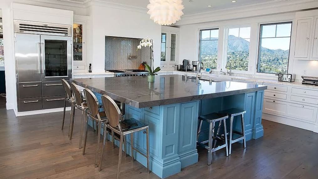 Cette maison située dans la baie de San Francisco de plus de 400 m² est proposée à 4,8 millions de dollars sur le site Zillow. Cette maison située dans la baie de San Francisco de plus de 400 m² est proposée à 4,8 millions de dollars sur le site Zillow.