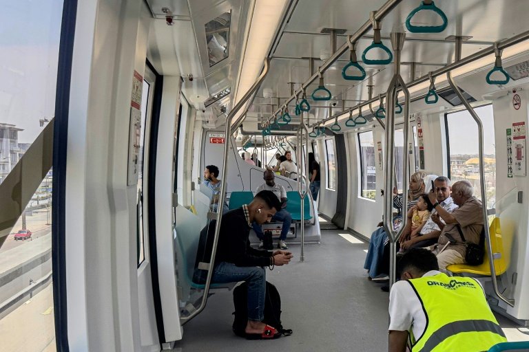 Des passagers à bord du monorail récemment inauguré qui circule dans le Nouveau Caire, un quartier de la banlieue de la capitale, le 22 mai 2026, en Egypte (AFP - Khaled DESOUKI)