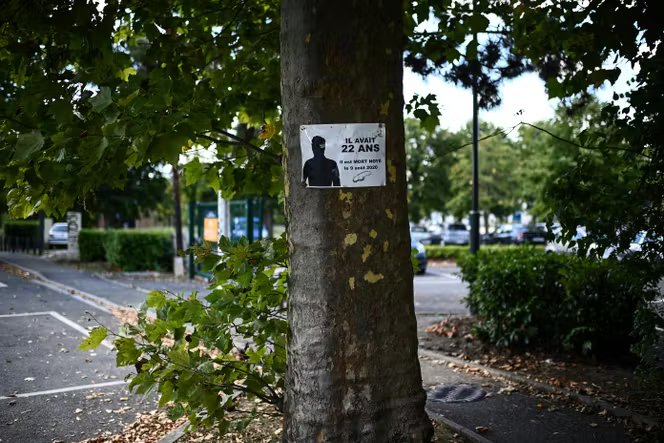 Un panneau relatif à la noyade d’un homme de 22 ans survenue le 9 août 2020 au lac des Ciments, dans le Val-d’Oise, affiché sur le parking de la gare de Nointel (Oise), le 24 août 2022.