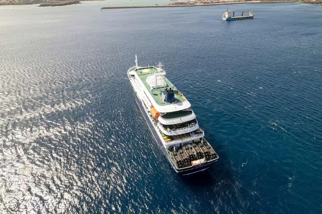 Le paquebot MV « Hondius » à l’arrêt au large du port de Praia, capitale du Cap-Vert, le 3 mai 2026.