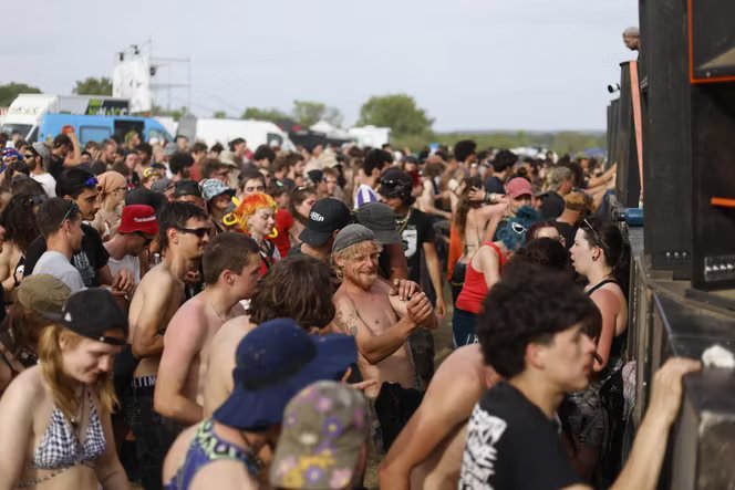 Lors de la free-party sur un site militaire à Cornusse, près de Bourges (Cher), le 2 mai 2026.