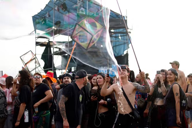 La free-party surnommée « teknival de Bourges » sur un site militaire à Cornusse, près de Bourges (Cher), le 2 mai 2026.