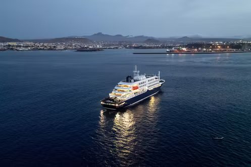 Le navire de croisière MV « Hondius », au large du port de Praia, le 6 mai 2026.