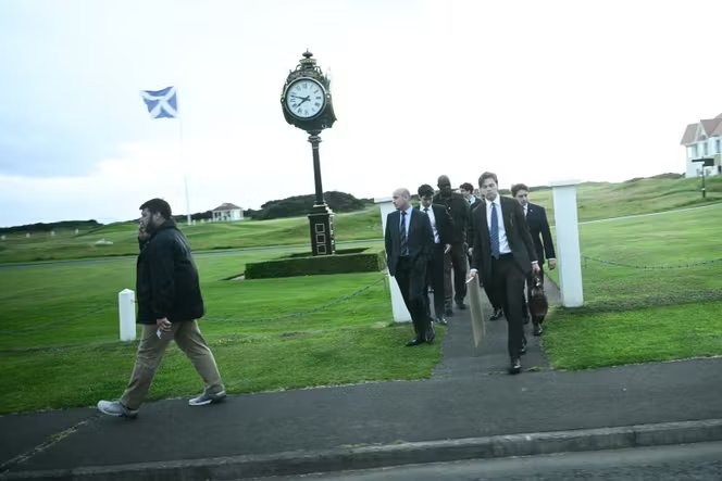 Le chef de cabinet adjoint de la Maison Blanche, Stephen Miller (au centre), quitte le Trump Turnberry Golf Courses à Turnberry, dans le sud-ouest de l’Ecosse, le 27 juillet 2025, après l’accord commercial conclu entre le président américain, Donald Trump, et la présidente de la Commission européenne, Ursula von der Leyen. 