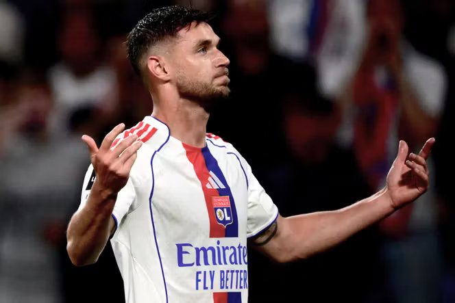 L’attaquant ukrainien de Lyon, Roman Yaremchuk, après le premier but de son équipe lors du match de Ligue 1 entre l’Olympique Lyonnais et le Stade Rennais FC, disputé au Groupama Stadium de Décines-Charpieu (Rhône), le 3 mai 2026.
