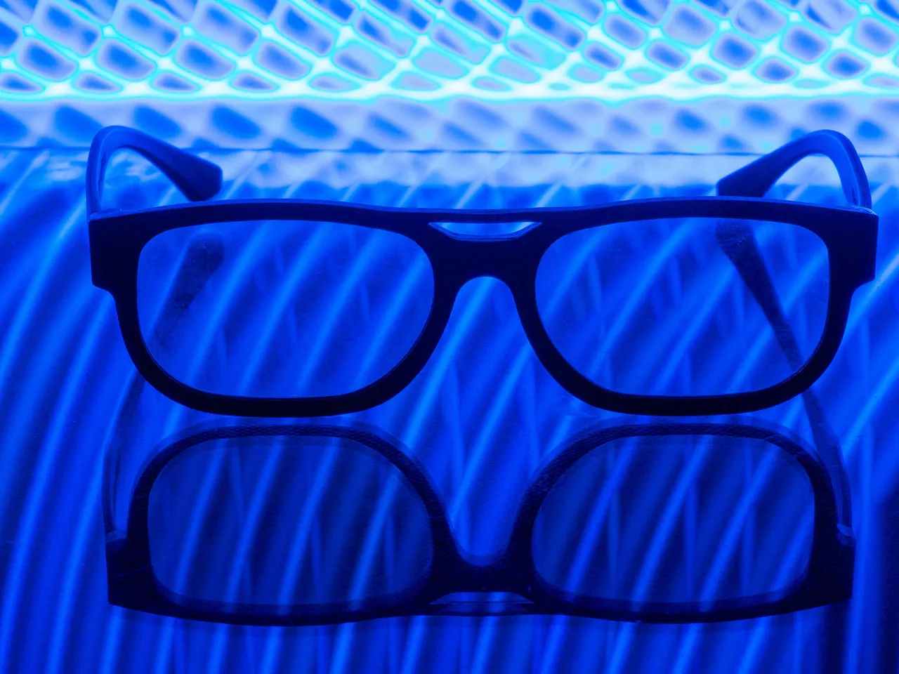 Patiente passant un examen de la vue avec un équipement optique spécialisé