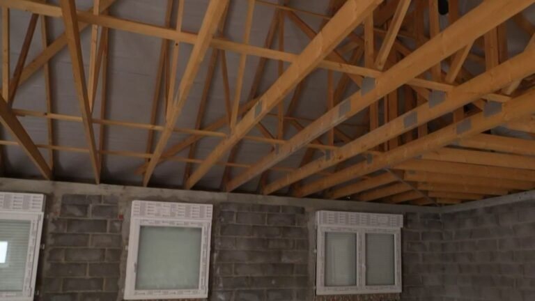 "Cela fait trois ans et demi qu'il pleure sa maison", l’enfer des chantiers inachevés 